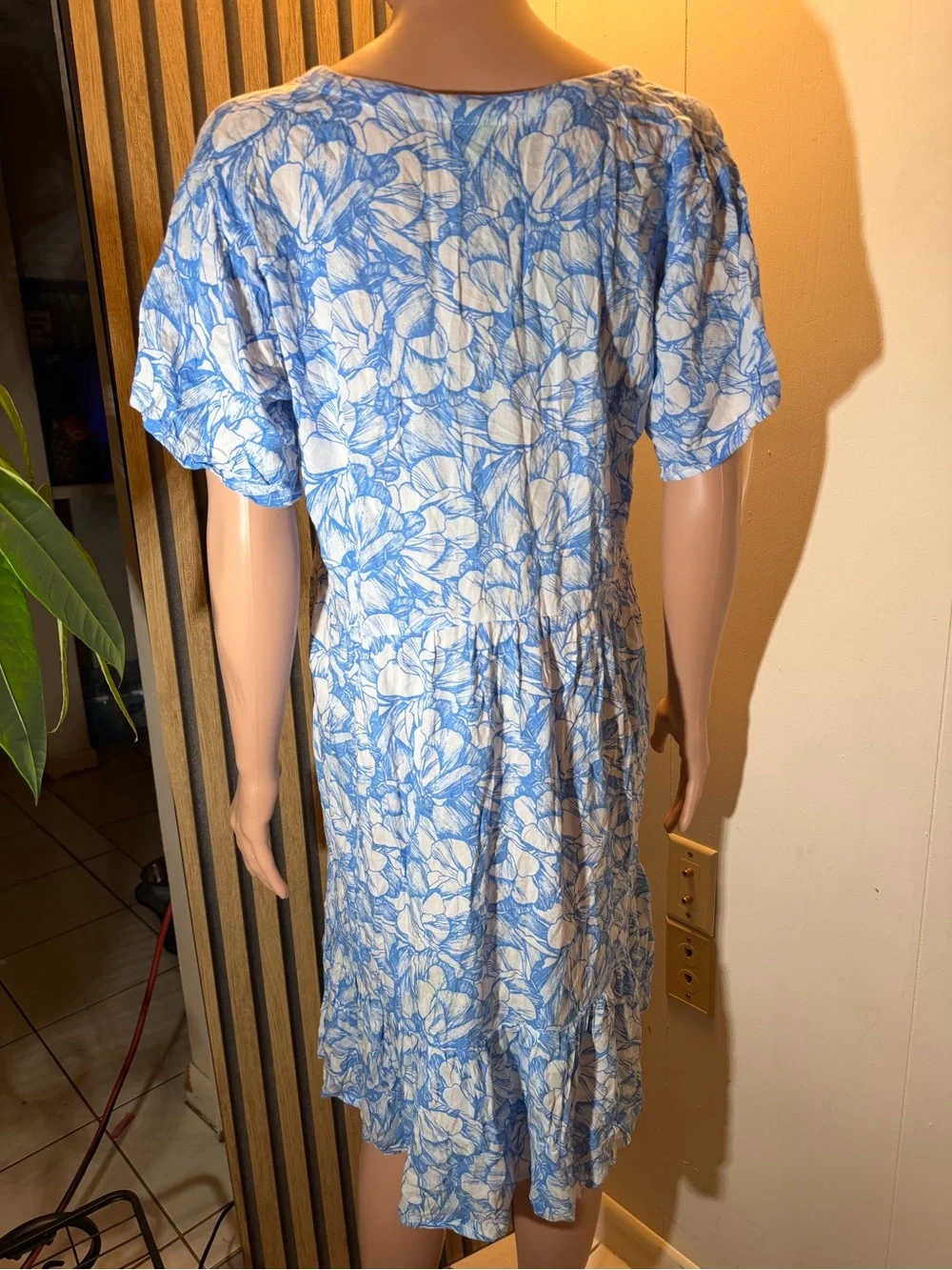 V-Neck Short Sleeve Blue Floral Midi Dress size S/M Summer vibes - Picture 2 of 4